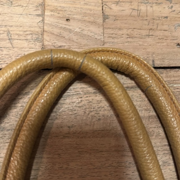 Vintage Tod’s Camel Leather Shoulder Bag – Perfect Fall Neutral - Picture 13 of 14